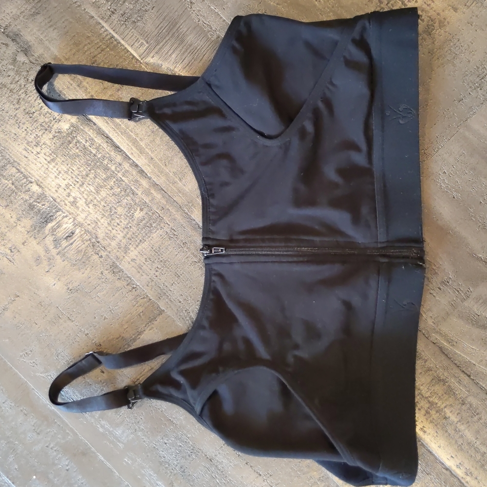 Hands-free pumping bra, zipper front, adjustable velcro back